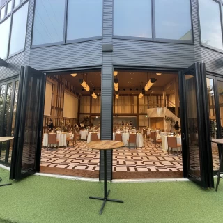 ガーデンからみる披露宴会場