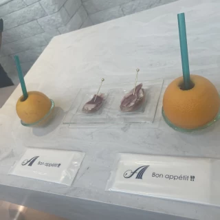 ウェルカムパーティーの飲み物と生ハム