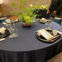 各テーブルは和の花器を使用