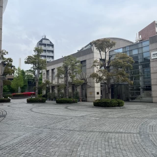 式場前には石畳の広場があります