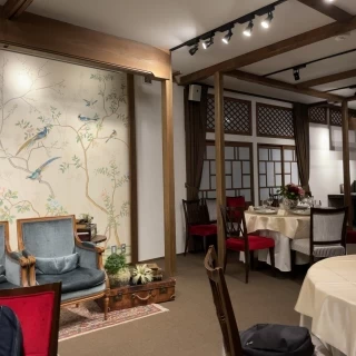 試食会の時の会場です
真ん中の2席に2人が座ります。