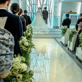 床に反射している後ろ姿が素敵なショット