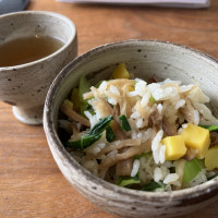 【同じ釜の飯を食う】という意味によっていただいた釜飯、絶品。