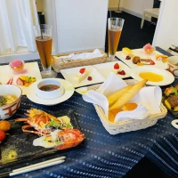 終了後、新郎新婦は控室で料理を食べれます