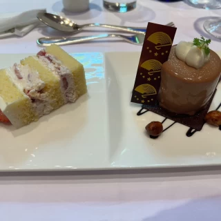 ウェディングケーキとデザートのケーキです。