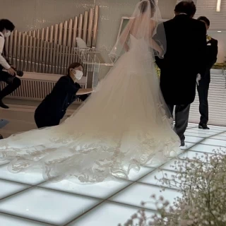 ドレスのトレーンが綺麗に見えるチャペル