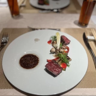 ステーキも柔らかく、美味しい。
盛り付け方も綺麗。