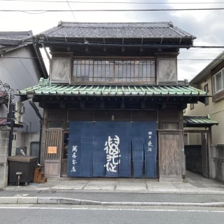 2月頃は紺色の暖簾でした