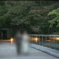 挙式会場から写真撮影場所へ移動する道