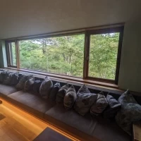 披露宴会場のふかふかのソファ