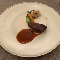 お肉は柔らかくて美味しいです。