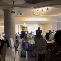 照明が上がった披露宴会場です。