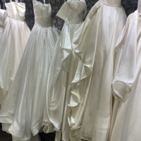 ドレスショップの白ドレス