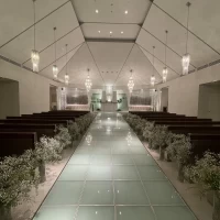 神聖な雰囲気とシンプルさでドレスなどより映える感じが良いです