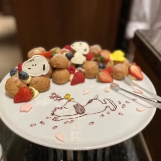 スヌーピーをテーマにしたケーキバイキング