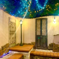 夜はライトアップされていました