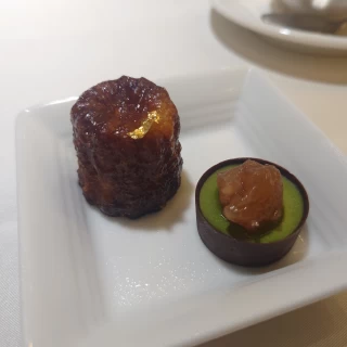 試食のデザート　カヌレと抹茶のチョコ