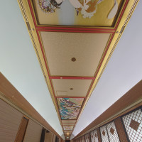 挙式会場に続く廊下の天井