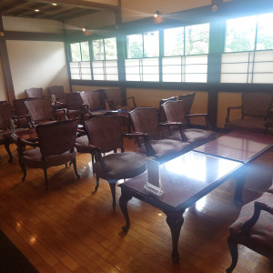 一階にある机と椅子|668030さんの明治神宮・明治記念館の写真(1854286)