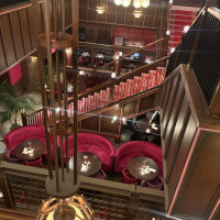 入ると大階段があり、旧銀行の名残です