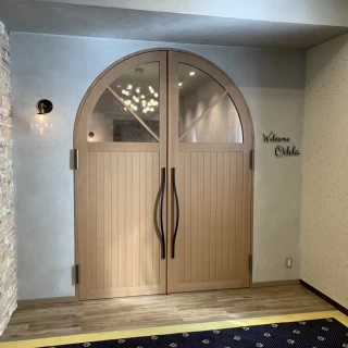 披露宴会場の入り口の扉が可愛い