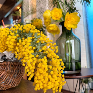 高砂はソファー、春らしくミモザが沢山で可愛らしい装花でした|668074さんのウエディングレストラン ジュレの写真(2088731)