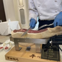 目の前で生ハムを切ってもらえるのでゲストも喜ぶと思う