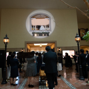 挙式会場前であり、ロビー内にブーケトスをする所があります。|668184さんのオリエンタルホテル東京ベイの写真(1854539)