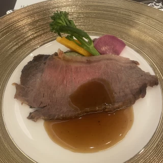 ローストビーフ。カレー風味のソースが美味しかったです。