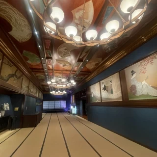和室玄関。壁、天井に広がる絵画は圧巻です。