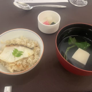 鯛めしとお吸い物。