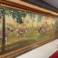 大巳殿の入り口前にある鹿の絵画。