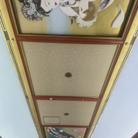 天井には所々に絵画が。