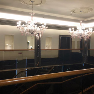 螺旋階段の上にはシャンデリアがあり、高級感があります|668249さんのホテルメトロポリタン エドモント(JR東日本ホテルズ)の写真(1857142)