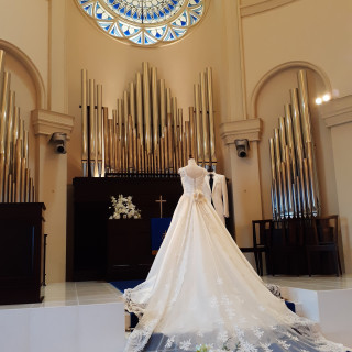 祭壇とウェディングドレス