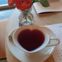 ハートのカップでハイビスカスティー