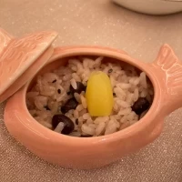 お赤飯。鯛の入れ物が可愛い