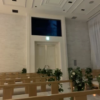 チャペルにモニターあり