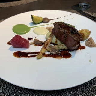 メインのぶどう牛のステーキ