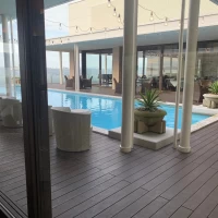 中央にプールがついた会場。