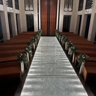 参列者との席が近いです
