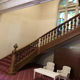 チャペルのある会場には素敵な階段があります。