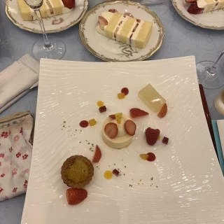 コースのケーキと、カットされたウェディングケーキ