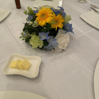 テーブルの真ん中にお花を置きました