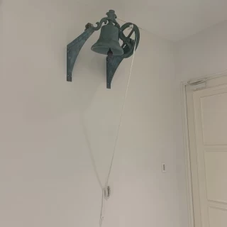 チャペルを出たところに鐘がありました