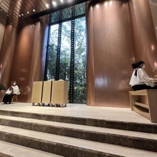 明るい雰囲気なぬ挙式会場
