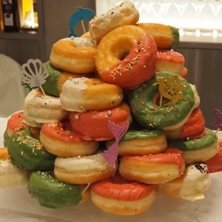 ウェディングケーキではなくドーナツタワーにしました。