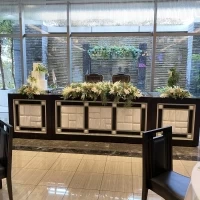 ニューヨークの披露宴会場の中央から新郎新婦側を写した写真。