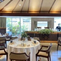バリの披露宴会場の中央から新郎新婦側を写した写真。