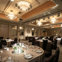 手前がオーバル型のテーブルです。